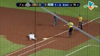 20130924 CPBL 象VS桃猿 7上 猛德拉也要Nice Play，趴在地上，緊張等待一壘審的判決