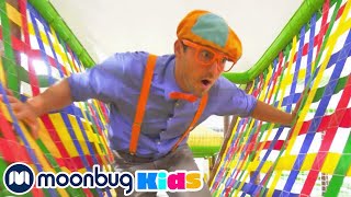 Blippi Visita um Parque Coberto (Kinderland) | Vídeos Educativos para Crianças | Moonbug Português