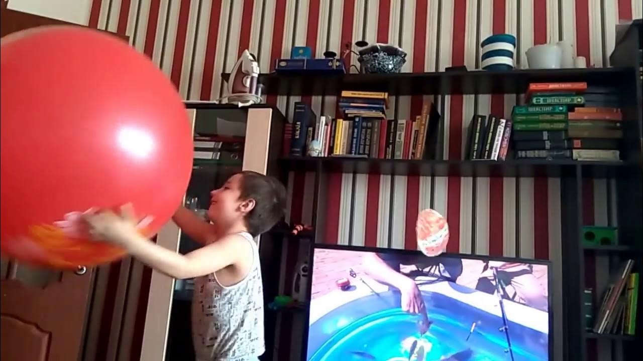 Надуть шары видео. Надуваем огромный шарик. Мальчик и надутый шар. Женщина надувает большой шар. Мальчик надувает шар.
