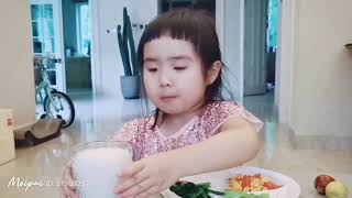 Foodie XiaoMan 超萌小吃貨～小蛮殿下的晚餐有最喜愛的西紅柿炒雞蛋🥚🍅👧🏻 #55個月 #meal #baby #eatingmachine #food #小蛮 #xiaoman
