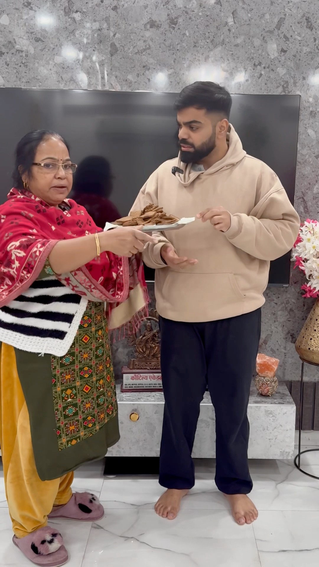 Gaurav k haath say mummy nai biscuit kyu chin liye #shorts #youtubeshorts #gauravaroravlogs