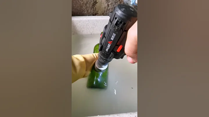别花冤枉钱高价买花盆，用废弃的玻璃瓶钻几个孔，制作悬挂盆栽，简单实用有格调#变废为宝 #多肉 #玻璃瓶打孔 - 天天要闻