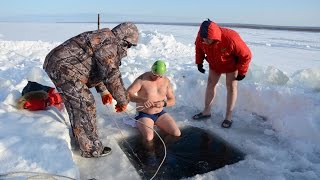 Ger Kennedy&#39;s Swimming Under the Ice in Siberia