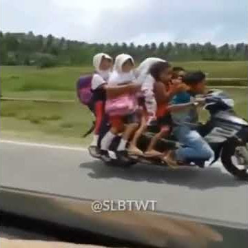 Bocah sd naik sepeda motor jatuh