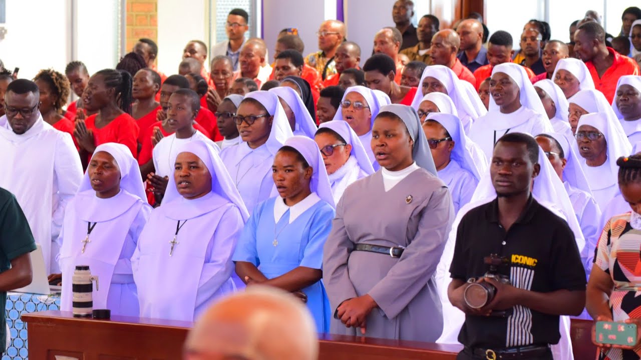 Utukufu By P.F Mwarabu - Kwaya ya Shirikisho - Jubilei ya Miaka 25 na 50 ya Utawa Abasia ya Mvimwa.