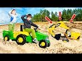 Дети на большом тракторе John Deere спасают экскаватор JCB | Toys 2 Boys