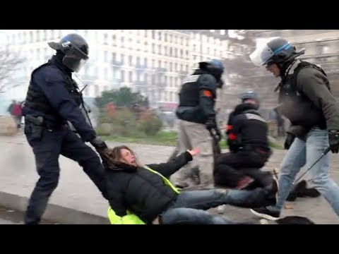 Woman violently dragged by French cop during Yellow Vests protest in Lyon