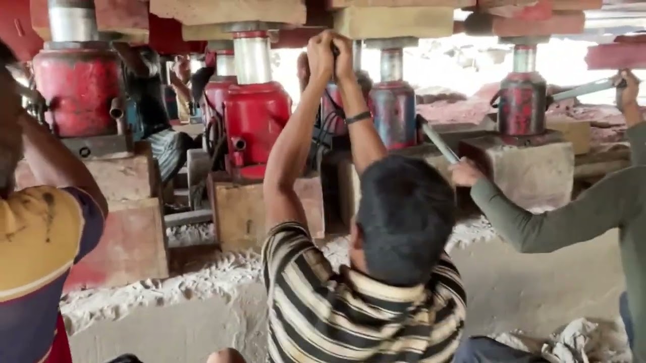 দেখুন এতো বড় জাহাজ হাইড্রলিক্স জগ দিয়ে কি ভাবে উপরে উঠানোর হচ্ছে।