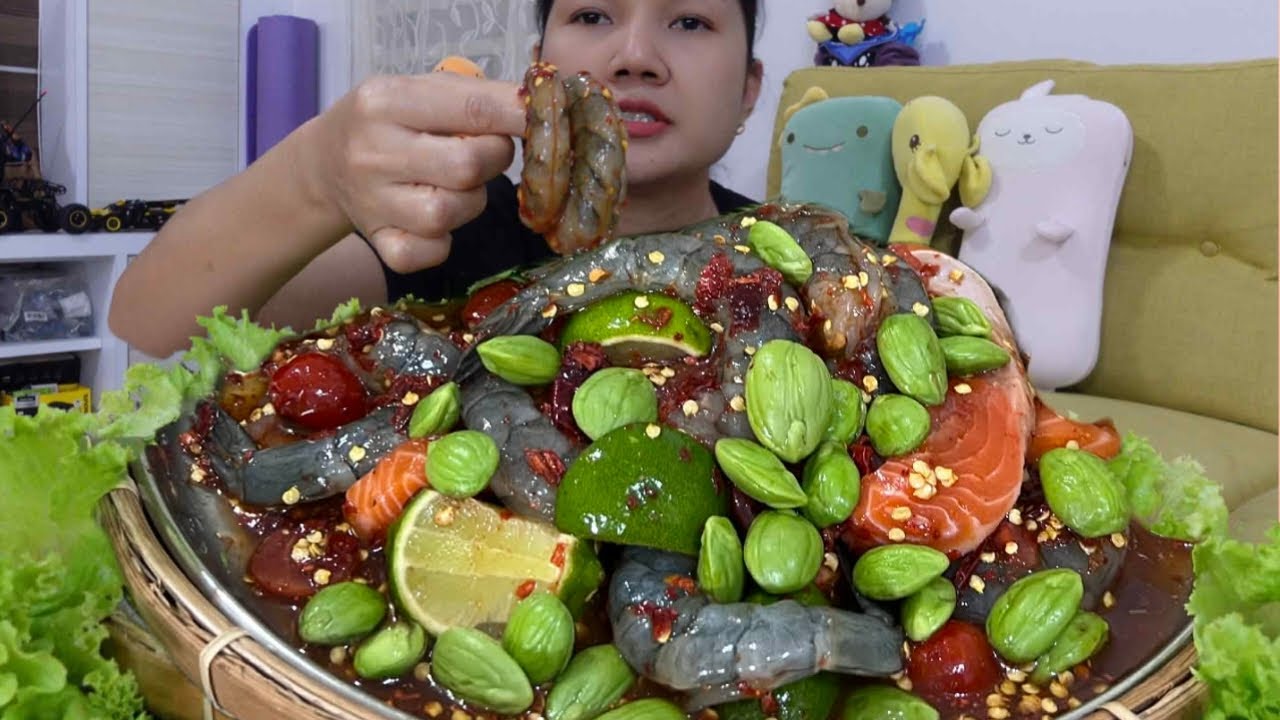 สูตรเด็ดตำกุ้งสดแซลมอน ใส่สะตอสวดถาดชะอมมัดใหญ่หอมดองกรอบๆ สองตัวเต็มปากจุกๆคอ​❗มีวิธีทำ