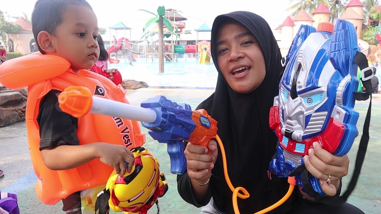 Main Air Di Ampera Waterpark Sambil Perang Perangan Pakai Water Gun Superhero