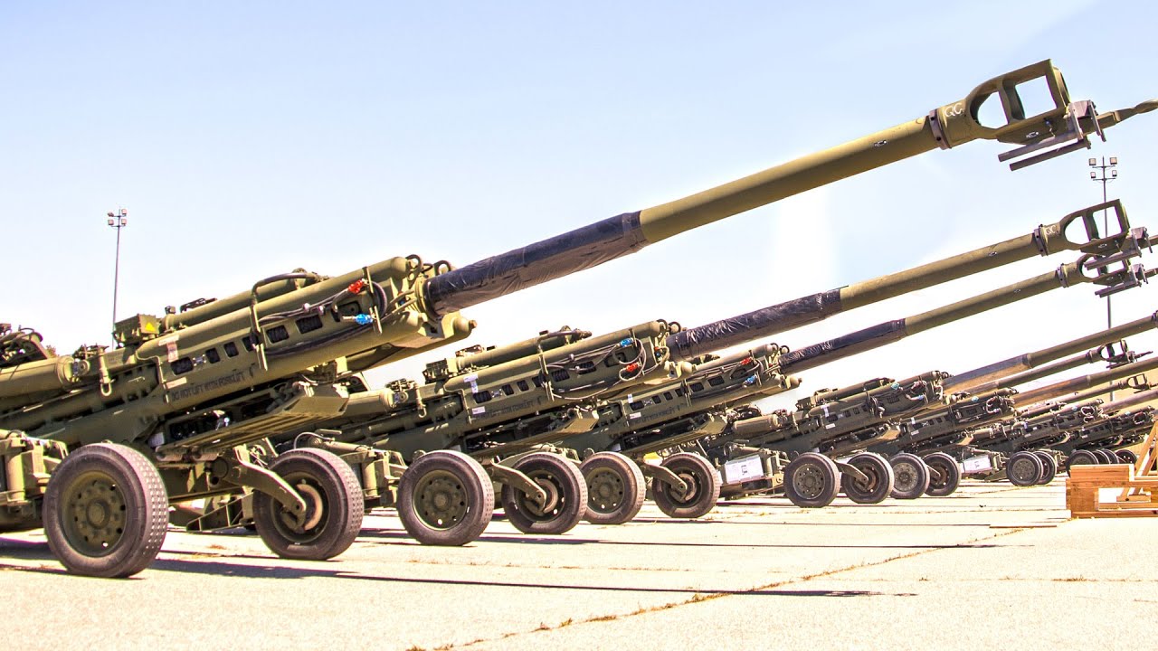 US Forces load American M777 155mm Howitzers bound for Ukraine
