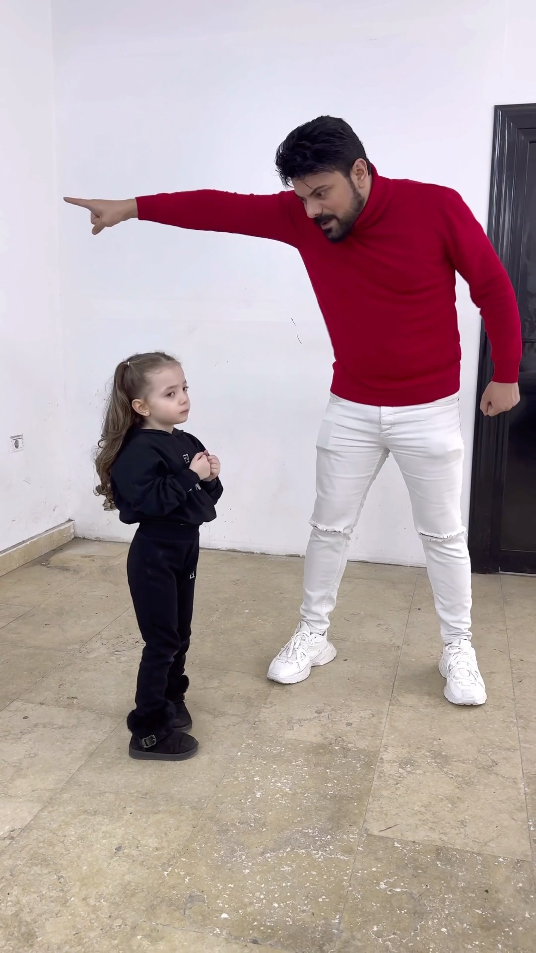 المعلم قلعها من الشغل لأنها تأخرت ولكن