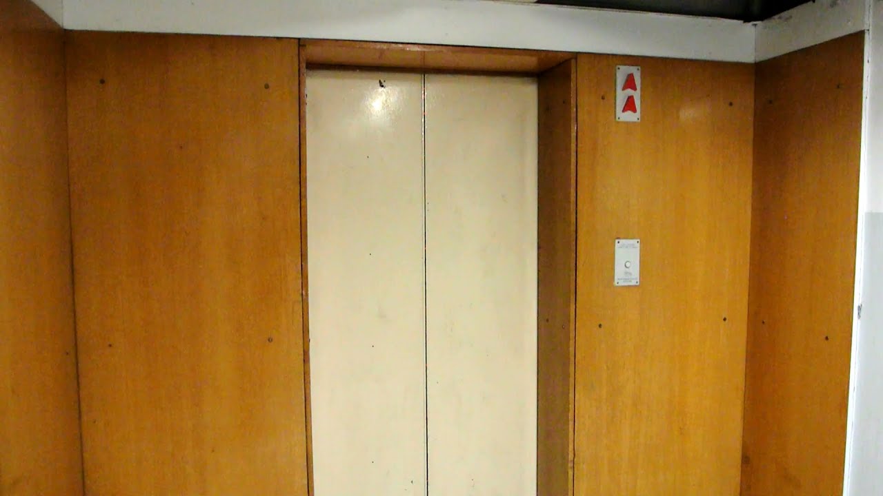 Awesome and classic ZREMB traction elevator @ CZD Hospital (Building C), Warsaw, Poland