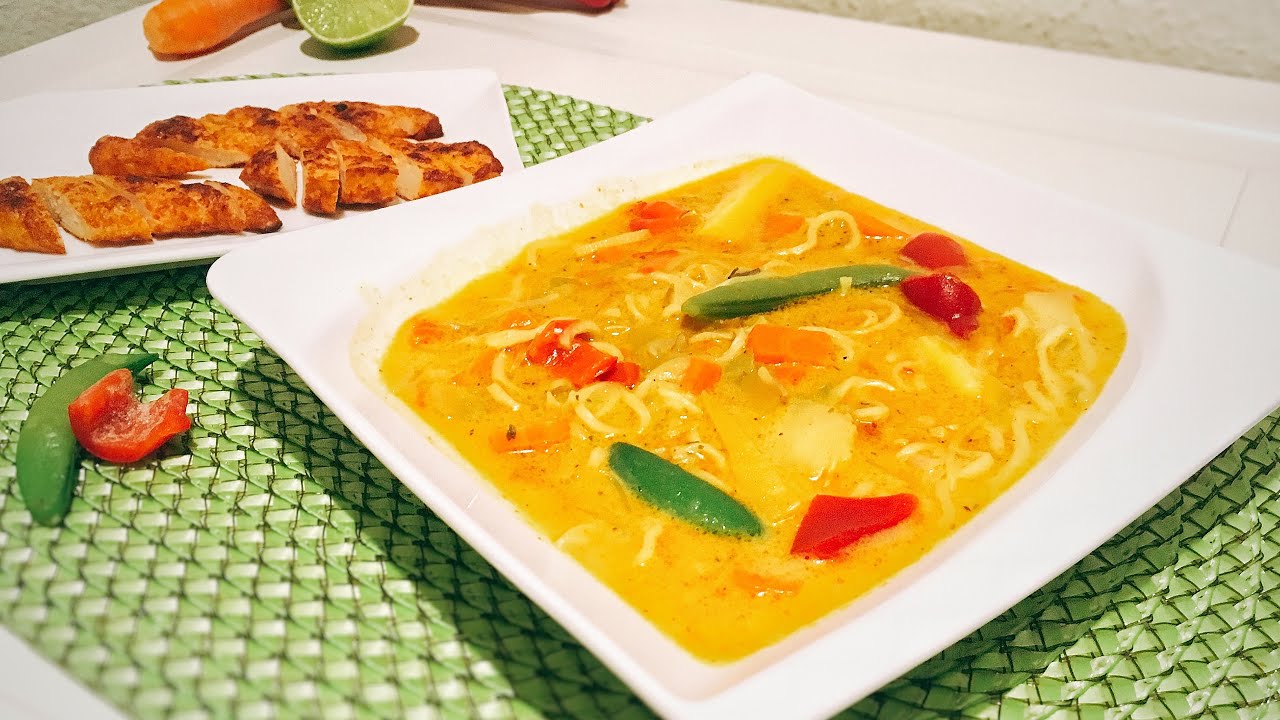 Kokos- Curry Suppe / Thai Curry Suppe mit Kokosmilch / herzhaft scharf ...