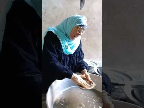 الحاجه نبيله بتغسل مواعين وبتغني الباميه شوكت