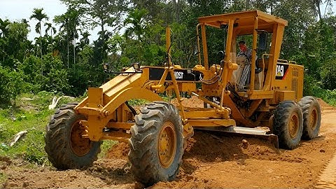 Grader voorbereiding van de grond voor de aanleg van een sportveld