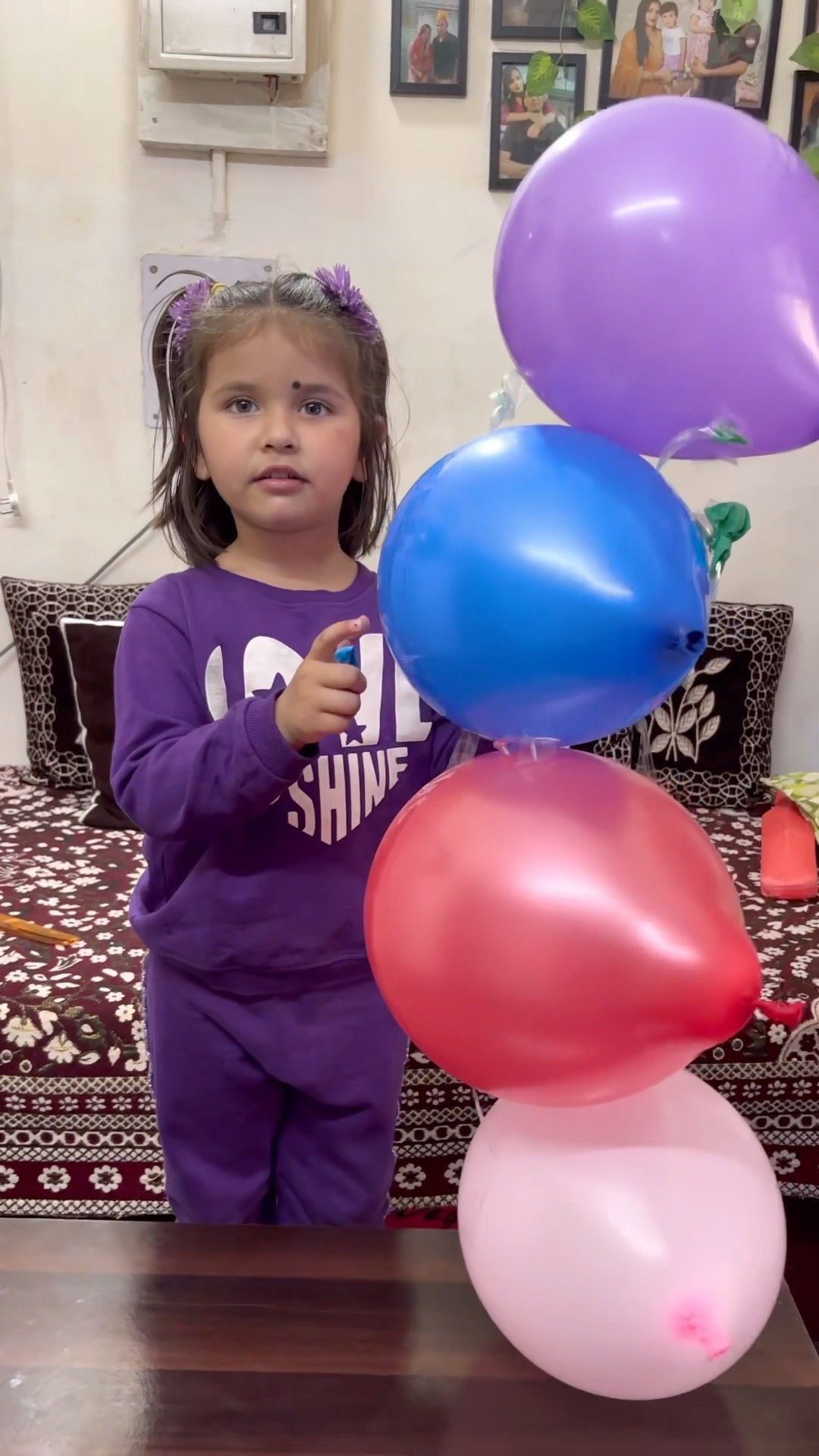 Vedika ke sare balloon fod diye??
