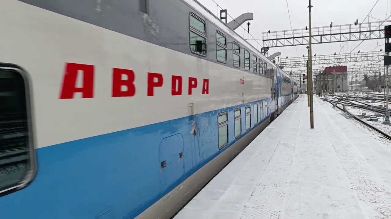 Электровоз ЭП2К-502 со скоростным поездом "Аврора" отправляется с Ленинградского вокзала.