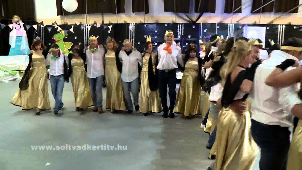 Báloztak a szülők.