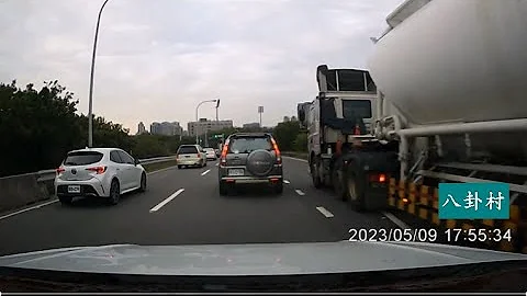 路肩只開放給小型車 - 天天要聞