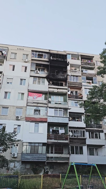 Голям пожар в панелен блок в кв. Младост, Варна! Изгоря напълно ...