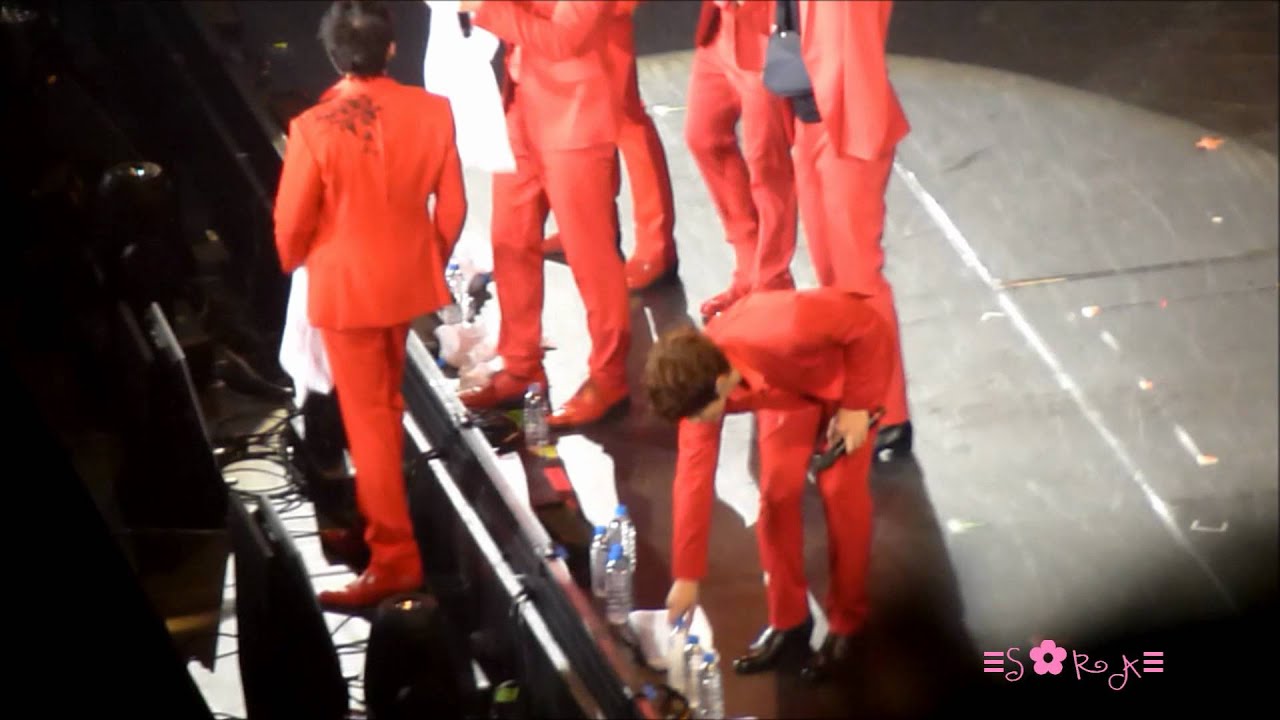 120530 2PM 6 Beautiful Days Concert Wooyoung Pose Time Cam