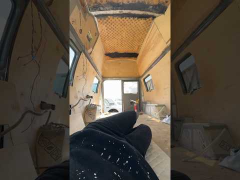 Это я лежу на полу нашего винтажного автодома Chevy Van Get-Away 👌🚌 #аннажаки #автодом #chevyvan