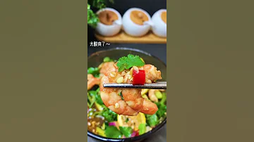 Креветки с лимоном и зеленью Shrimp with lemon and herbs 柠檬和香草  虾 नींबू और जड़ी बूटियों के साथ झींगा