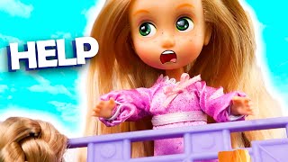 RAPUNZEL GETS STUCKI N THE TOWER | Luna's Toys and Dolls