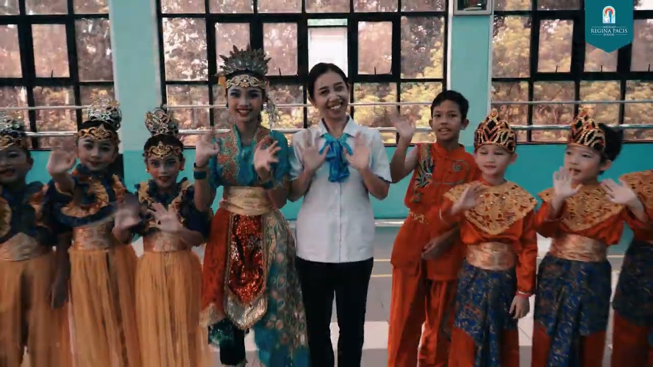 Tari Pileuleuyan SD Regina Pacis Bogor.