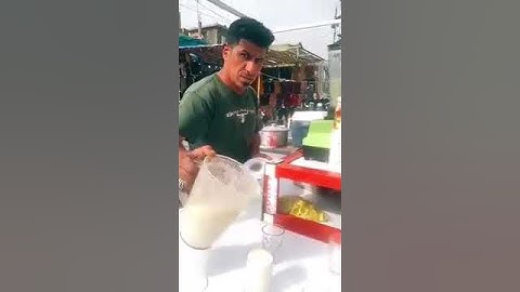 ساشرب العصير اعطيني عصير صبلي بعد واحد 🤣🤣🤣🤣🤣 نظرات ابو العصير مو عاديه 🤣🤣🤣
