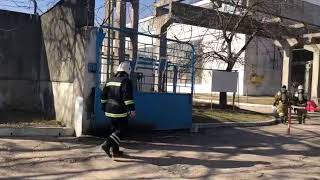 В Симферополе горит завод пластмасс