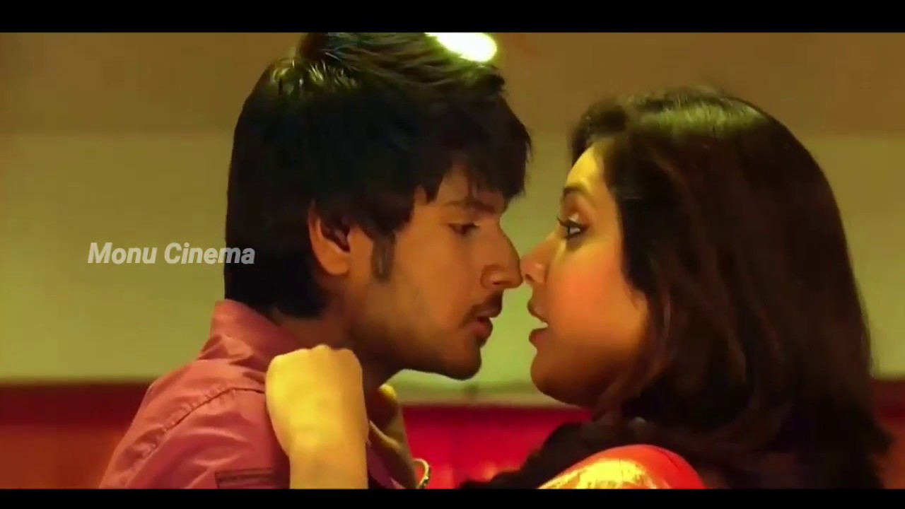 Rashi khanna kissing