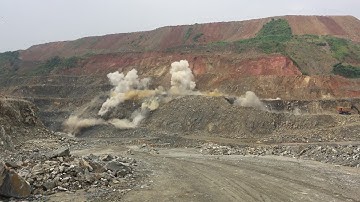 Nổ mìn lỗ khoan lớn đường kính 165mm T+124 khu Tây