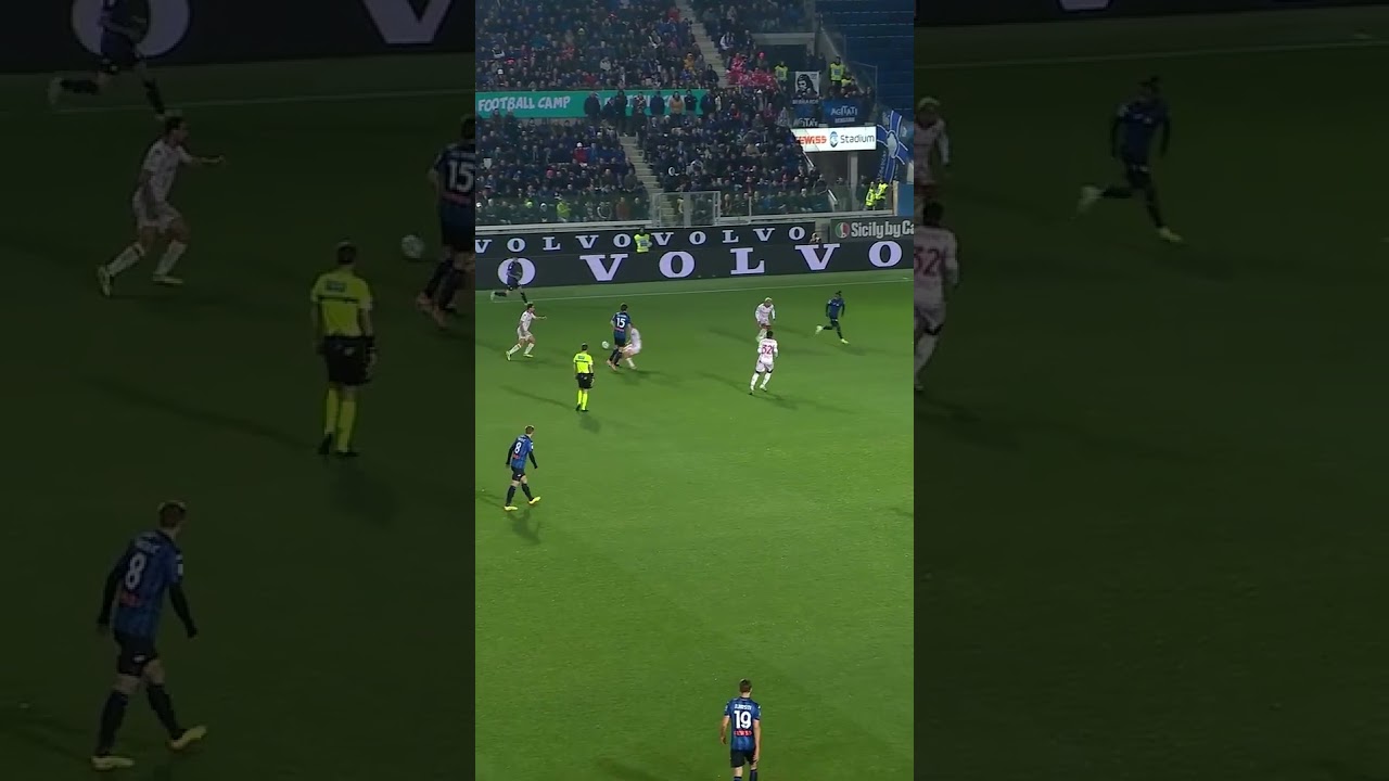 Scamacca with the scissors kick! 