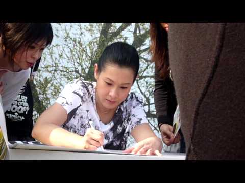 20100410華山簽唱會-認真簽名的奶茶