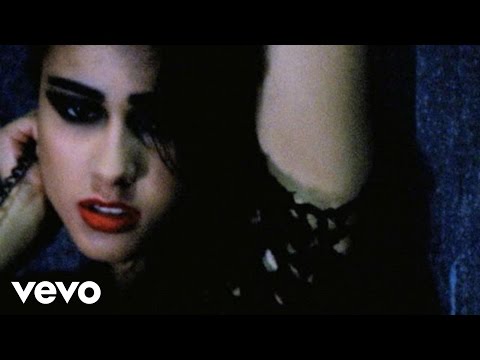 Video: Popüler şarkıcı Natalia Kills