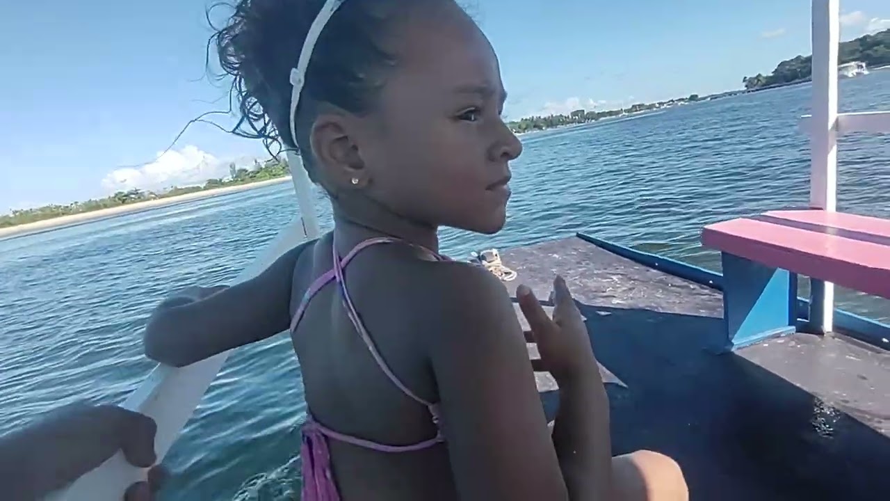 Hellena navegando de jangada na praia de mangue seco