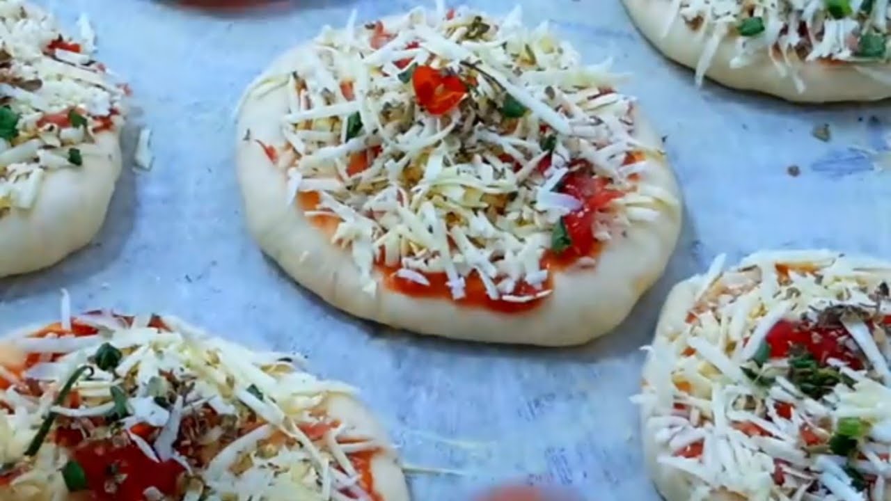 Mini pizza rápido e fácil de fazer, fica uma delícia feita em poucos