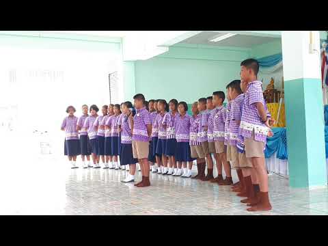 ร้องเพลงประสานเสียง เพลง อิ่มอุ่น โดยนักเรียนระดับชั้นประถมศึกษาปีที่  6 โรงเรียนบ้านหูช้าง