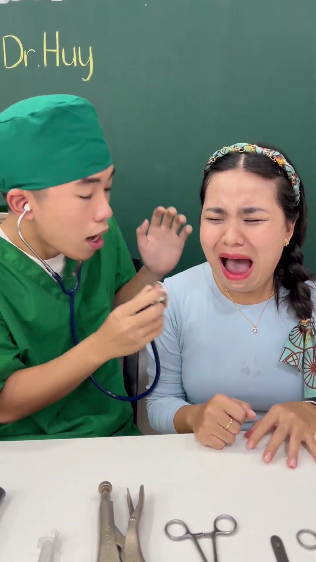 LNS - Cô gái lần đầu đi khám bác sĩ || Doctor and Noisy girl #shorts