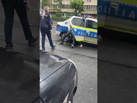 Scene incredibile în Cluj-Napoca: Un polițist se străduie să rețină un bărbat