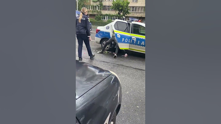Scene incredibile în Cluj-Napoca: Un polițist se străduie să rețină un bărbat