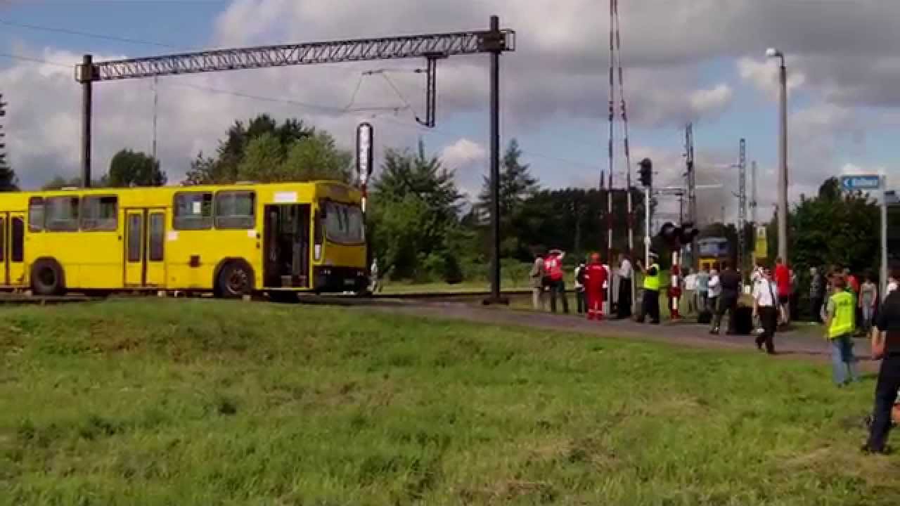 Train vs bus accident pociąg wjeżdża w autobus YouTube