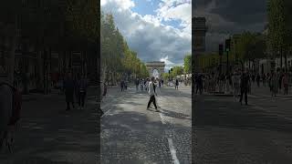 Şanzelize Caddesinde Kısa Bir Yürüyüş.