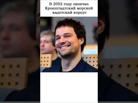 Данила Козловский играет на саксофоне