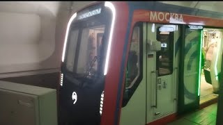 Метропоезд Москва 2024 прибывает на станцию Красногвардейская.