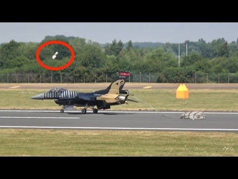Solo Turk F-16 Drogue parachute landing and he lost a part of it RIAT 2018 AirShow