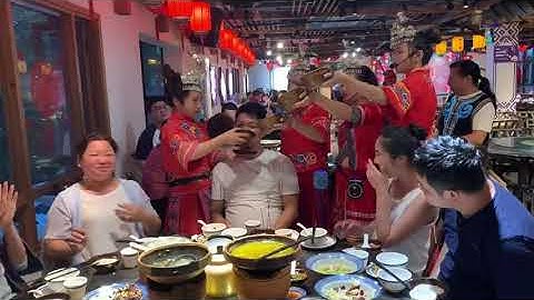 Uống rượu của dân tộc miêu tại Trương Gia Giới