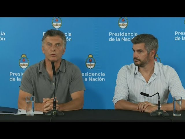 Macri se refirió a las paritarias y al fallo que confirmó el procesamiento de Chocobar El presidente Mauricio Macri aseguró hoy “no entender” el fallo de la Sala IV de la Cámara del Crimen que confirmó el procesamiento del policía Luis Chocobar, acusado de matar por la espalda a un asaltante que apuñaló a un turista en el barrio de La Boca, durante una conferencia de prensa que ofreció en el complejo de Chapadmalal.

--------------------------------

Recuerde que para reproducir este video debe contar con l
